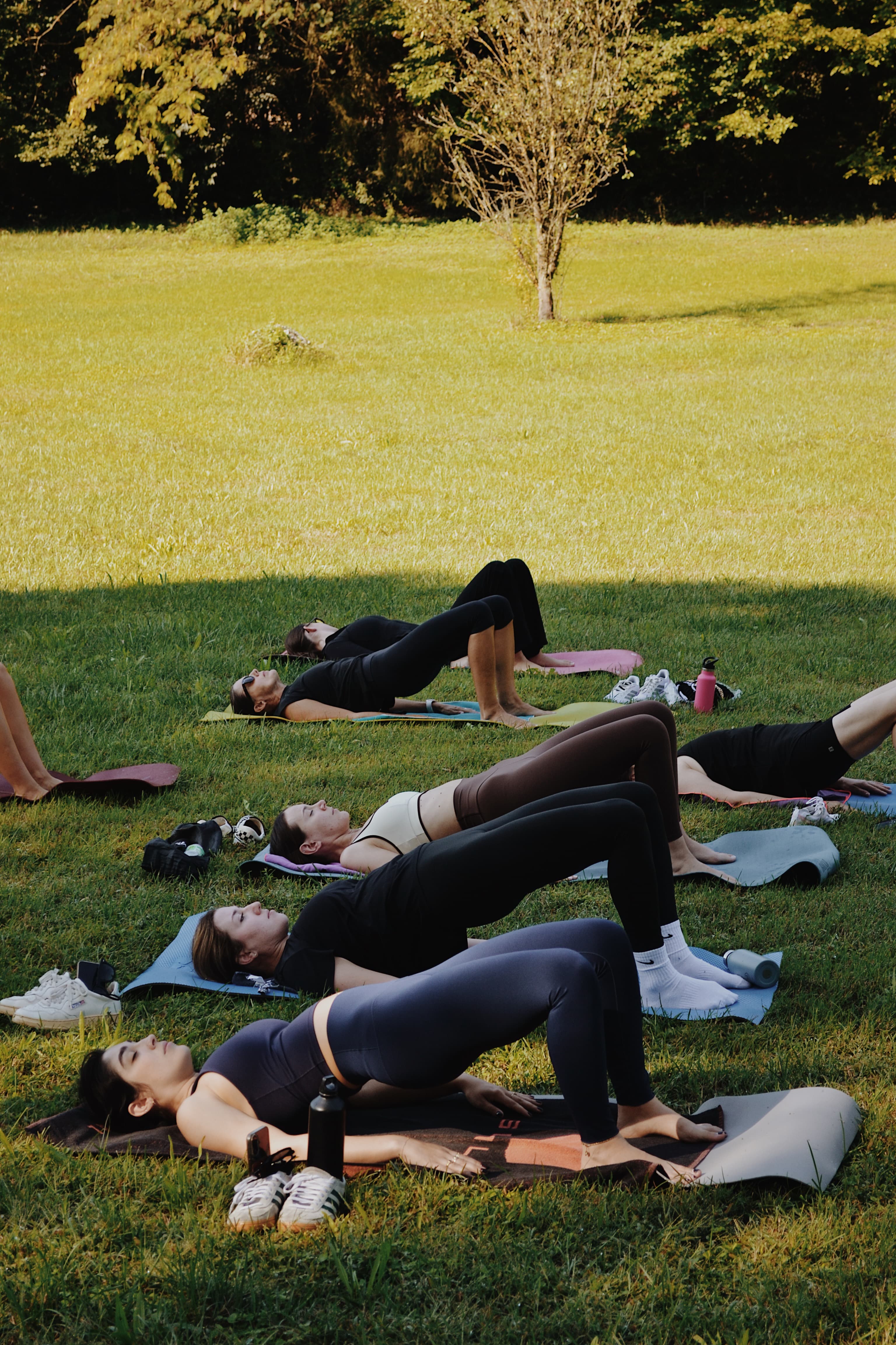 Il gruppo completo in posizione yoga sui tappetini