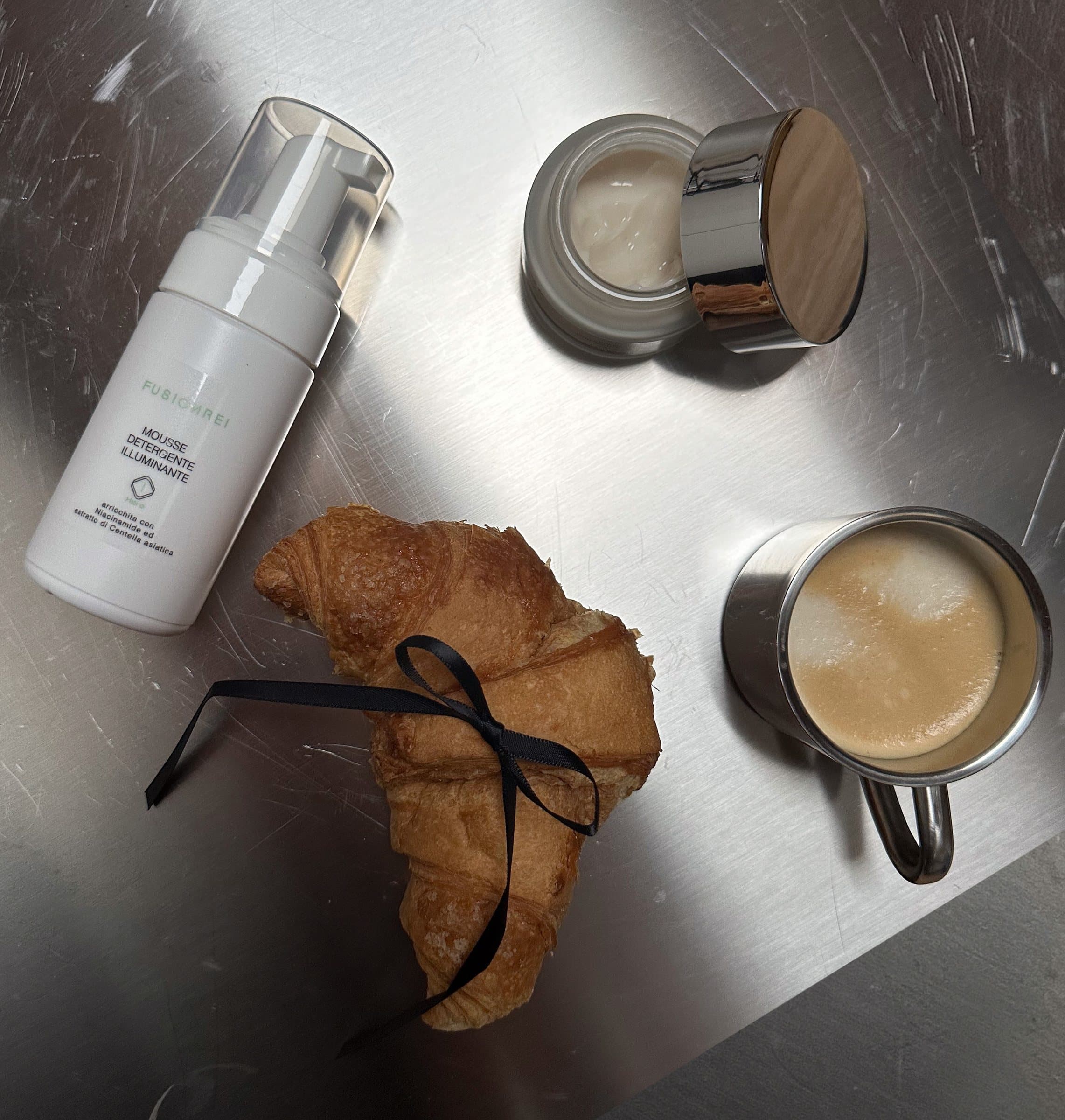 Prodotti Fusion Rei con un croissant e un caffè