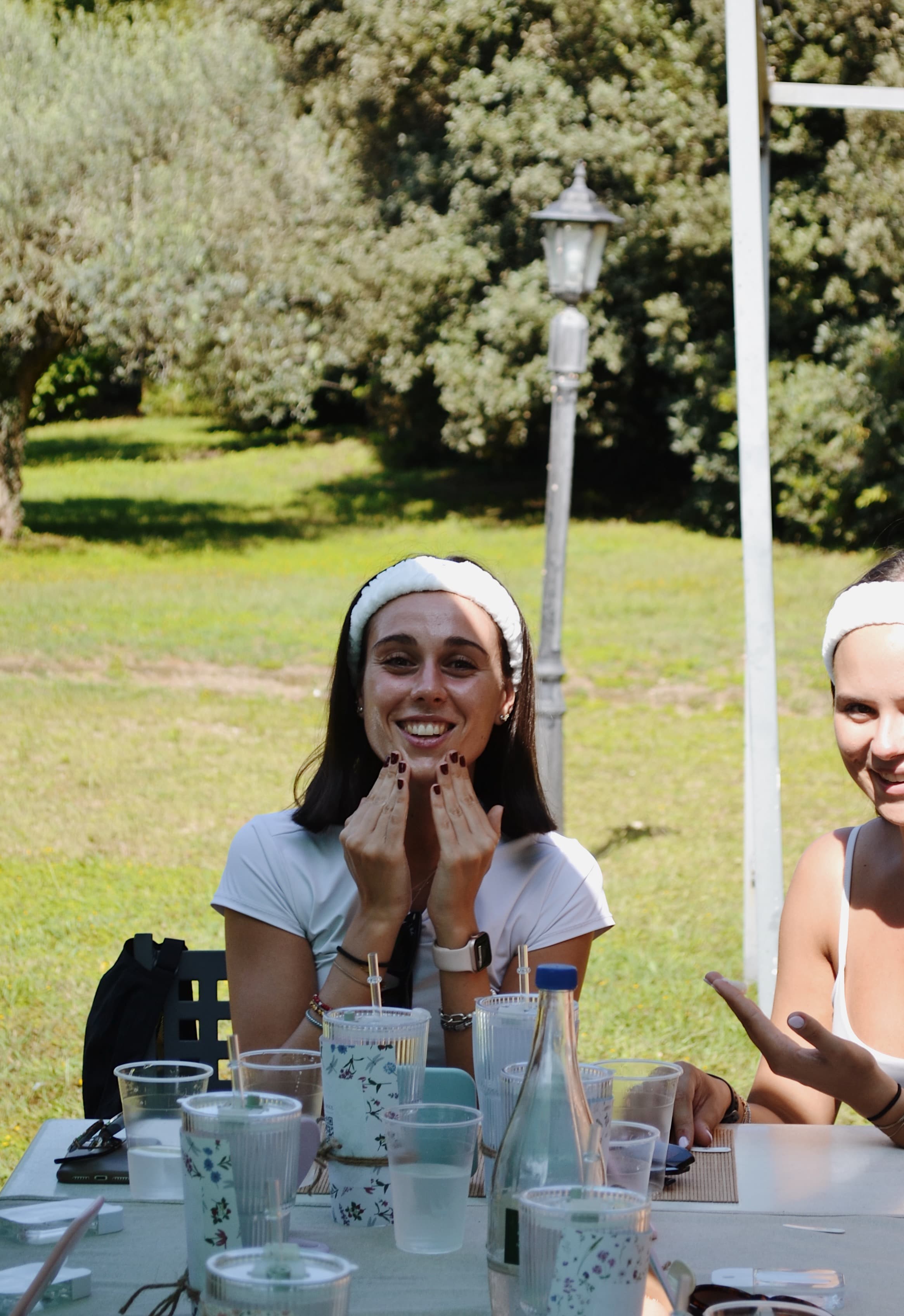 Partecipante sorridente durante il workshop Flow & Glow
