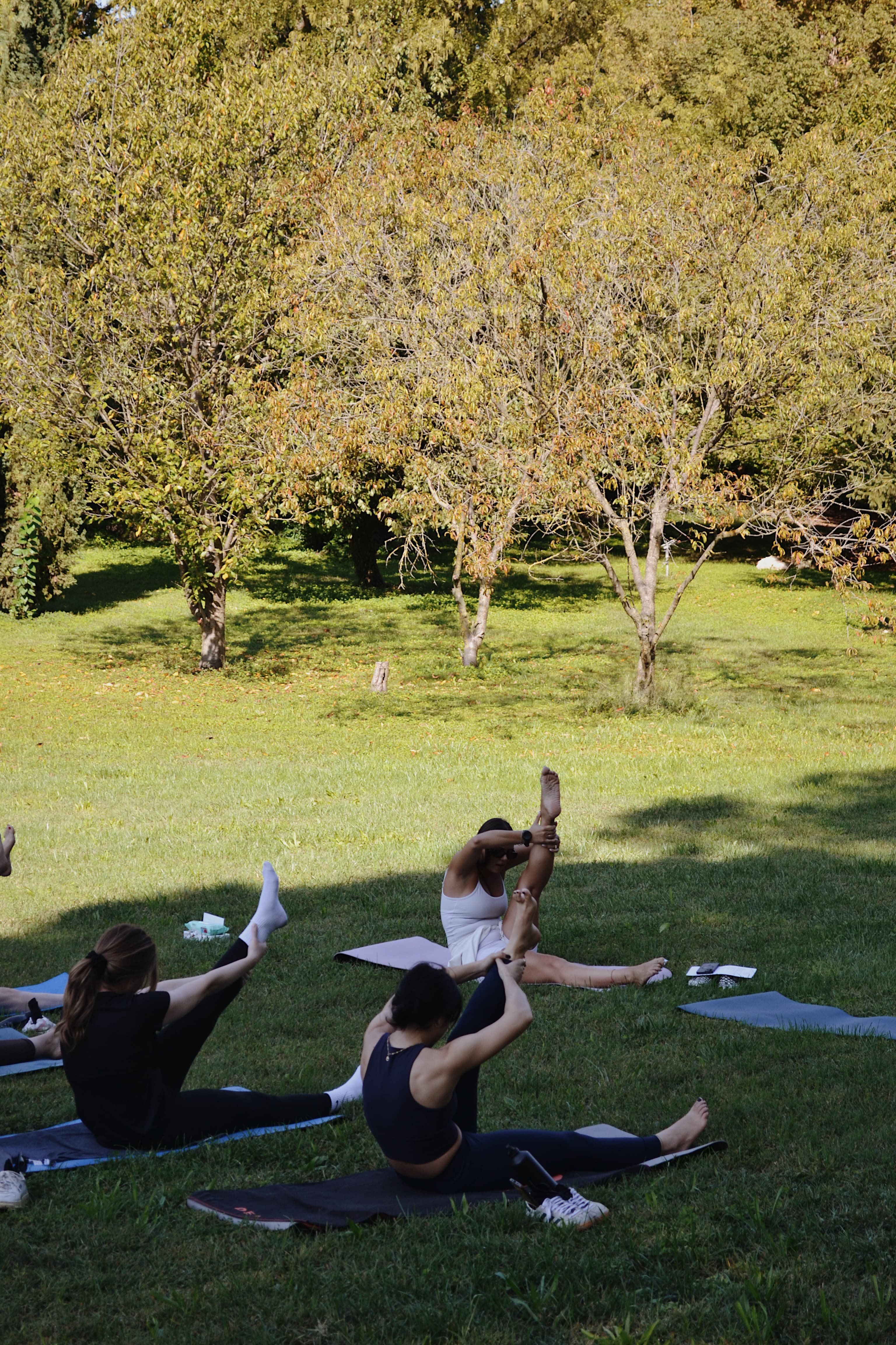 Partecipante durante lo stretching al workshop Flow & Glow