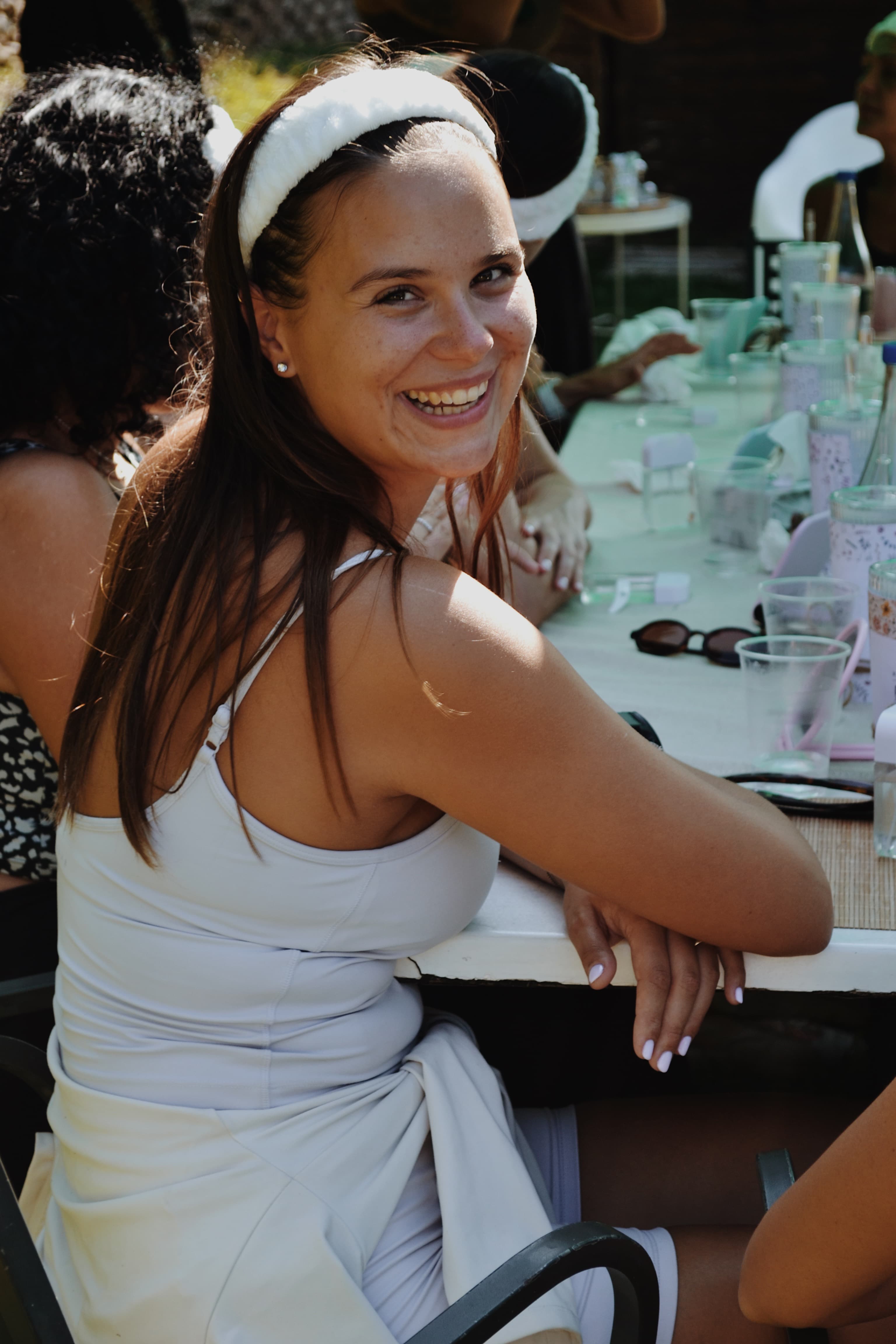Partecipanti che ridono insieme durante l'evento Flow & Glow