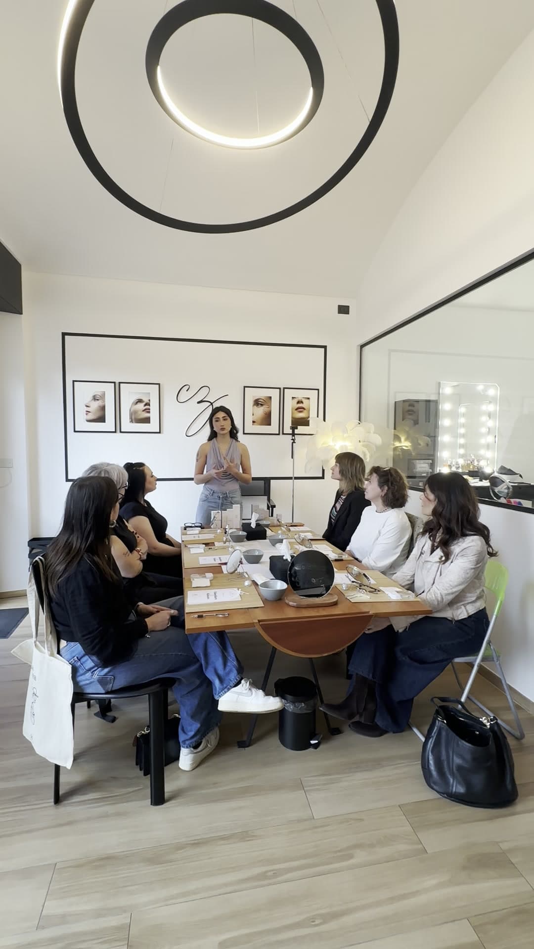 Partecipanti al workshop skincare Fusion Rei x CZ_Makeupstudio, sedute intorno al tavolo