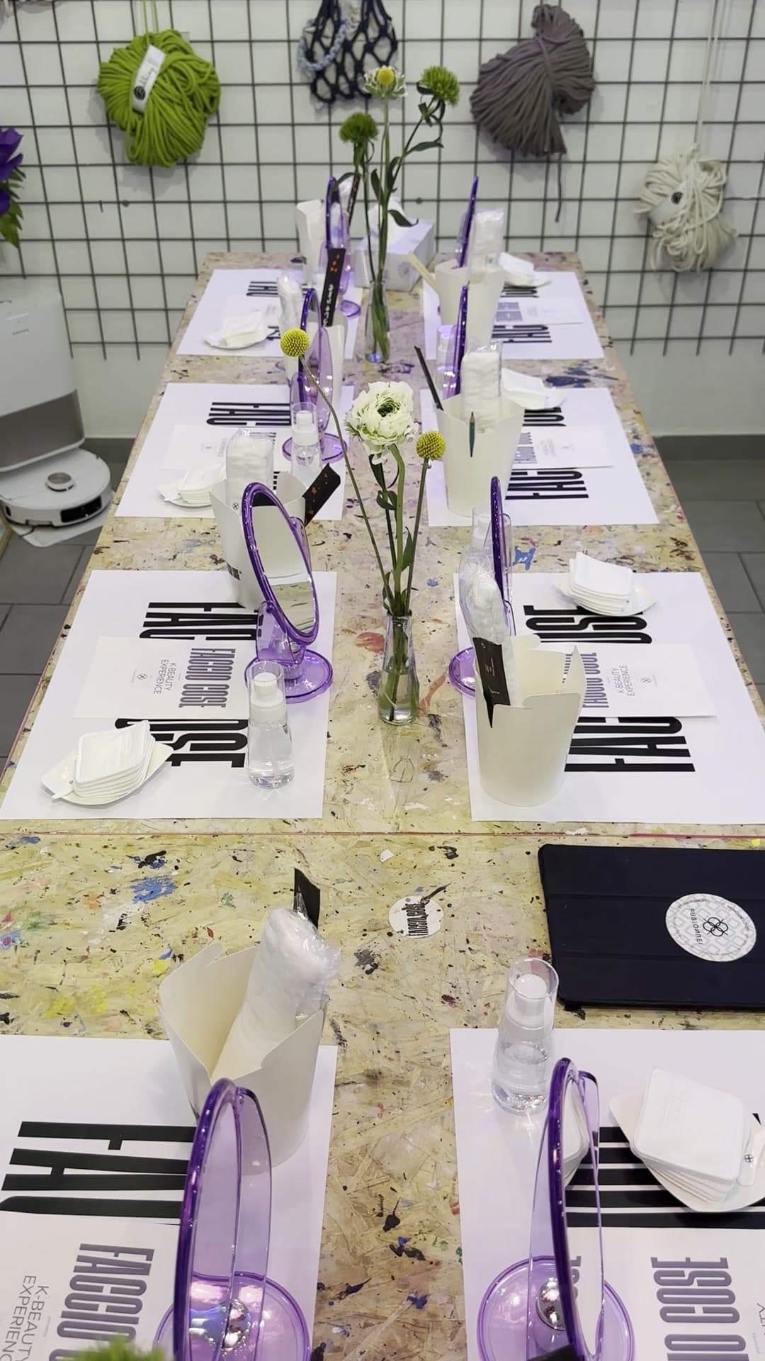 Tavolo allestito per il workshop skincare Fusion Rei x FACCIOCOSE