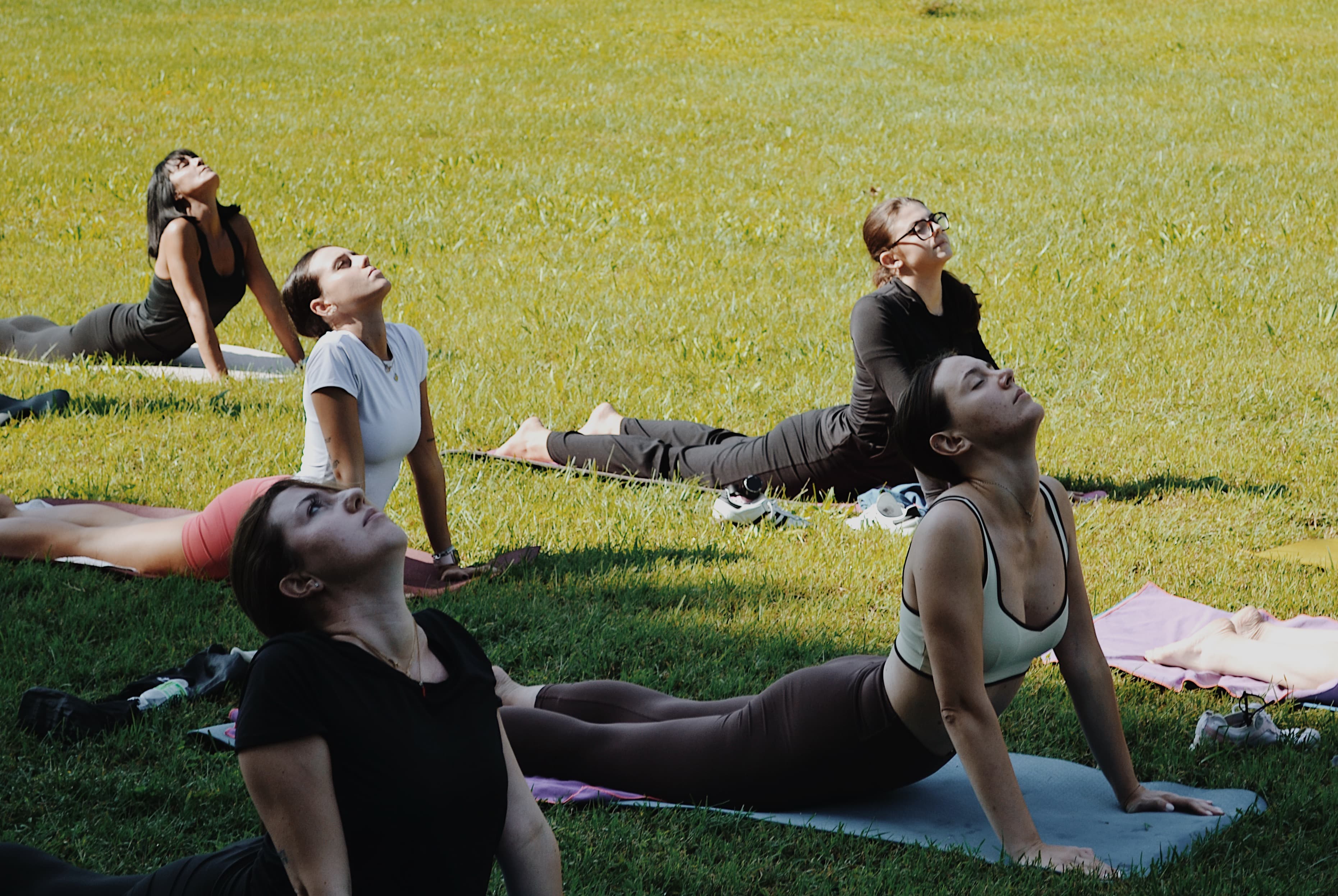 Due partecipanti in una posizione yoga durante il workshop Flow & Glow